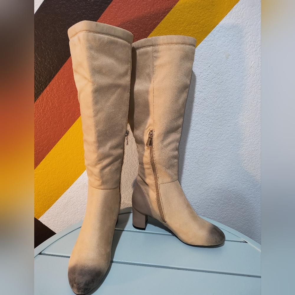 Womens  Heeled boots, size 7 New.  zipper On The  Sides. Color Beige .